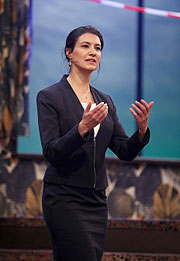 Rosetta Pedone als Sahra Wagenknecht spielt mit im Singspiel "Scheining" beim Salvatoranstich 2017 (©Foto: Paulaner)